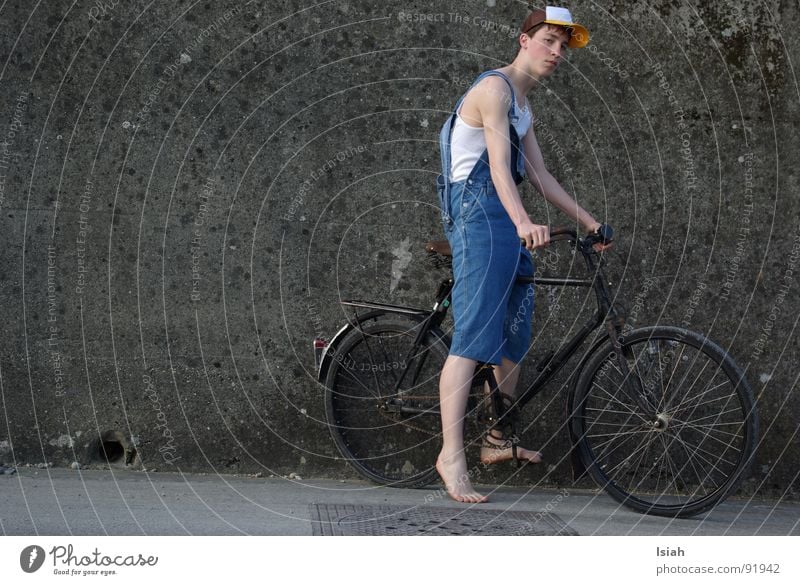 Pause bei Labüsch Fahrrad Halt Cowboy Landwirt Latzhose Betonwand Entertainment bananarama ganstarblick schluss mit lustich gibma no ne flasche bier