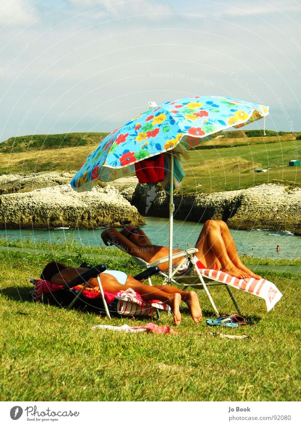 Chilli Vanilli Erholung Sonnenschirm Liegestuhl Blume Gras Meer Spanien Handtuch schlafen retro Küste Ferien & Urlaub & Reisen Sommer Wasser sonnnen Himmel