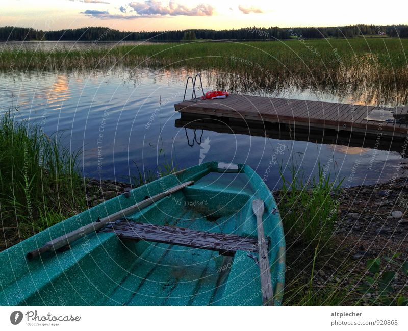 Ruderpause Umwelt Natur Landschaft Pflanze Luft Wolken Sonnenlicht Sommer Schönes Wetter Gras Wellen Seeufer Bucht Insel Summassari Summanen-See Ruderboot Kahn