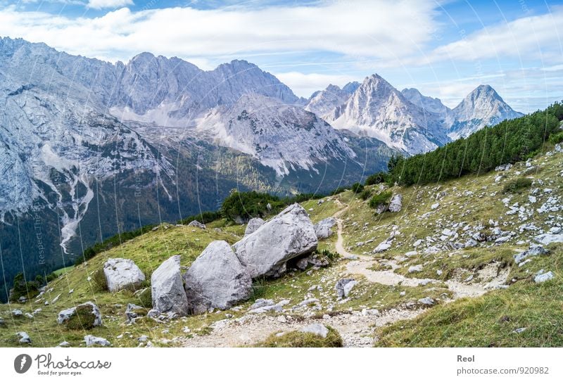 Wanderweg wandern Umwelt Natur Landschaft Urelemente Erde Himmel Wolken Sommer Herbst Schönes Wetter Gras Sträucher Nadelwald Alpen Berge u. Gebirge Zugspitze