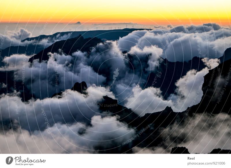 Berge und Wolken Windkraftanlage Umwelt Natur Landschaft Erde Himmel Wolkenloser Himmel Horizont Sonne Sonnenaufgang Sonnenuntergang Sommer Klima Schönes Wetter