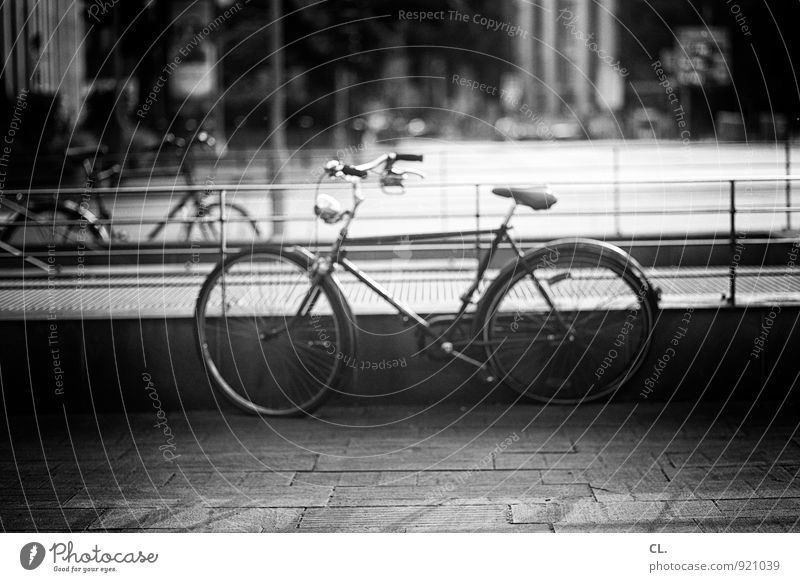 stadtrad Stadt Verkehr Verkehrsmittel Verkehrswege Straßenverkehr Fahrradfahren Wege & Pfade Geländer retro Freizeit & Hobby Mobilität Schwarzweißfoto