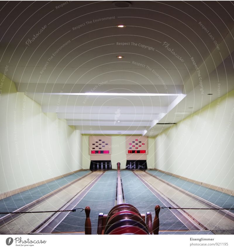 Bowling for.... Bowlingbahn Bowlingkugel Kegel werfen sportlich zählen Erfolg Zählerstand indoorsport Farbfoto Innenaufnahme Menschenleer Textfreiraum oben