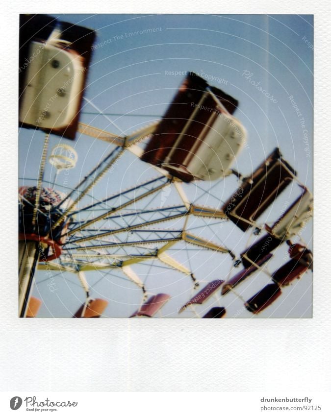 letzte Runde Jahrmarkt Karussell kreisen fahren drehen weiß rot Luft Stahl Stab Spielen Riesenrad Himmel blau Netz fliegen Freude Kindheit