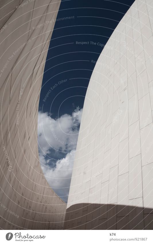 GEOCITY SERIES - CURVES Himmel Wolken Stadt Stadtzentrum Menschenleer Bauwerk Architektur Mauer Wand Stein ästhetisch groß schön blau kalt seriös Zukunft