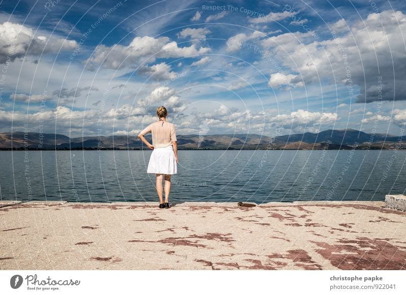 Waaterkant Ferien & Urlaub & Reisen Ausflug Freiheit Sommer Sommerurlaub Meer Frau Erwachsene 1 Mensch 30-45 Jahre Landschaft Wasser Himmel Wolken Horizont