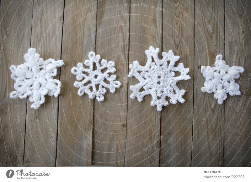 Schneeflöckchen Weißröckchen... häkeln gehäkelt Schneeflocke Muster Handarbeit Freizeit & Hobby weiß Wolle Baumwolle Nahaufnahme Reihe liegen Holz Holztisch