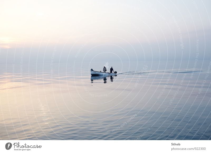 Zwei Fischer in der Dämmerung Angeln Meer Feierabend Fischereiwirtschaft maskulin 2 Mensch Natur Wasser Horizont See Gardasee Schifffahrt Bootsfahrt Fischerboot