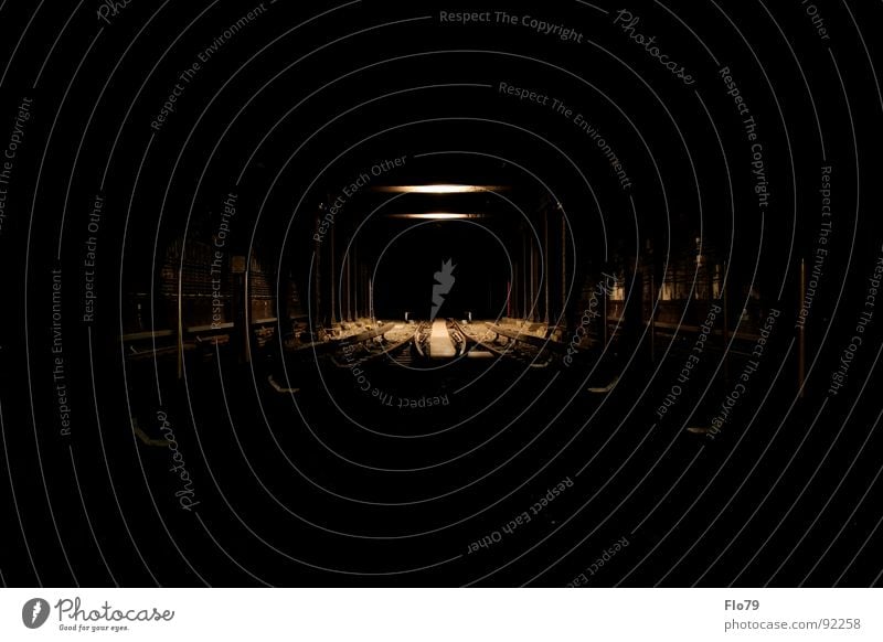 Tunnel U-Bahn London Underground U-Bahntunnel Berliner Verkehrsbetriebe Gleise Verbote dunkel Angst gefährlich Risiko schwarz ungewiss gruselig unheimlich eng