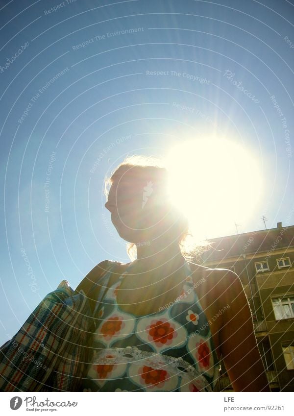 The Sun Can't Compare Sommer Sonnenstrahlen blenden Gegenlicht Hochformat Tasche Kleid genießen Himmel Frau frei tragen 70er muster Blauer Himmel Freude Mensch