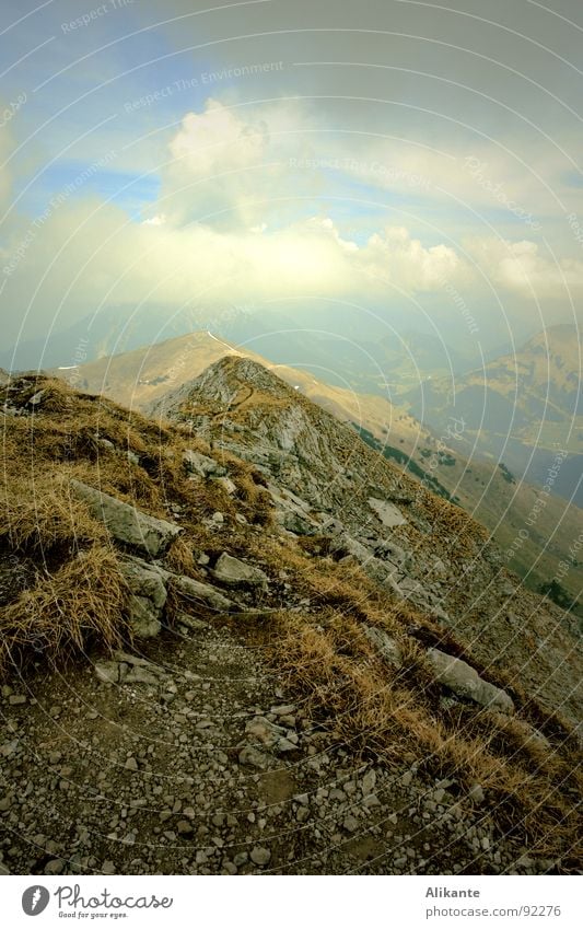 Wolkenberg Sonne Allgäu wandern Bergsteigen frisch kalt tief grün Einsamkeit alpin Ferne Unendlichkeit Gras Gipfel Aussicht Wolkenformation monumental