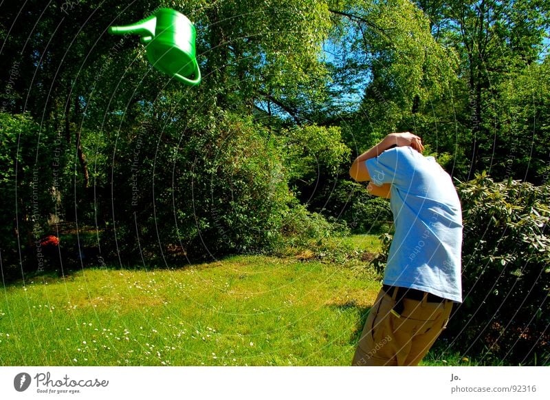 Deckung!!! Gießkanne grün Sträucher Baum werfen Sommer Langeweile Auslöser Angst Panik Garten Arme Schutz fliegen Achtung!