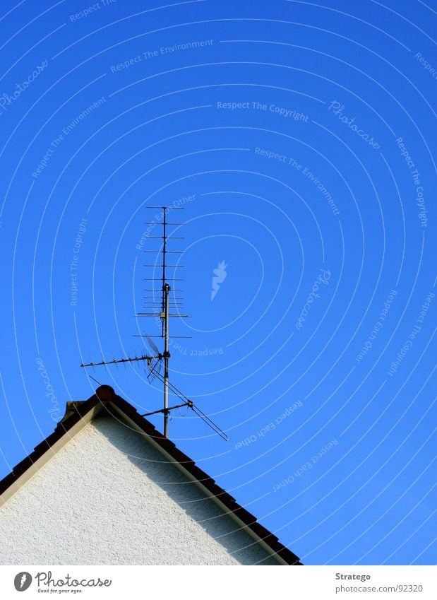 Unsre Antenne Haus Dach Backstein Wand weiß Sender Fernseher Luft Stab Isolierung (Material) Gelassenheit Detailaufnahme blau Begrüßung Himmel Ecke Schatten