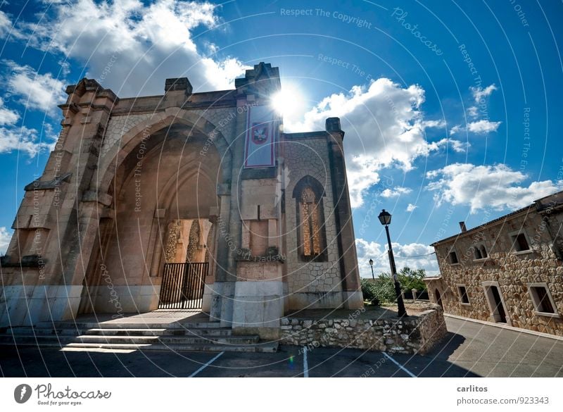 Erleuchtung Himmel Wolken Sonne Sommer Schönes Wetter Wärme Haus Kirche Bauwerk Architektur Mauer Wand Fassade Sehenswürdigkeit ästhetisch Säule Portal Bogen