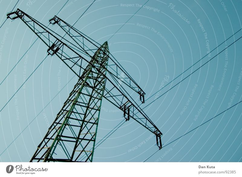 Mast und Strombruch! Elektrizität edel dünn zierlich offen Draht Strommast aufregend Bauwerk Leitung Froschperspektive unten zentral Mitte Geometrie