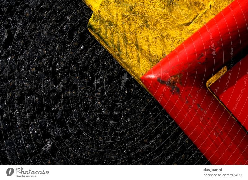 rechts oben die zweite schwarz gelb rot Asphalt Teer ungesund Verkehr Umwelt Angrenzung gefährlich Warnfarbe Strukturen & Formen Vogelperspektive hart dreckig