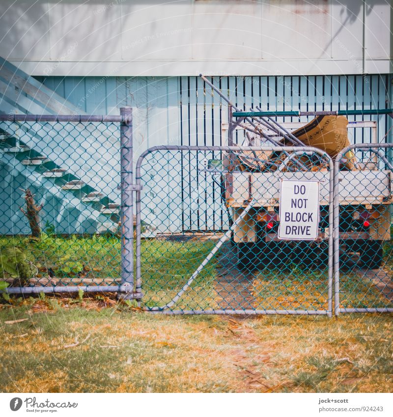 DO NOT BLOCK DRIVE Wiese Queensland Garagentor Einfahrt Pickup Metallzaun Hinweisschild Warnschild Text Englisch authentisch retro Ordnung Verbote Wege & Pfade