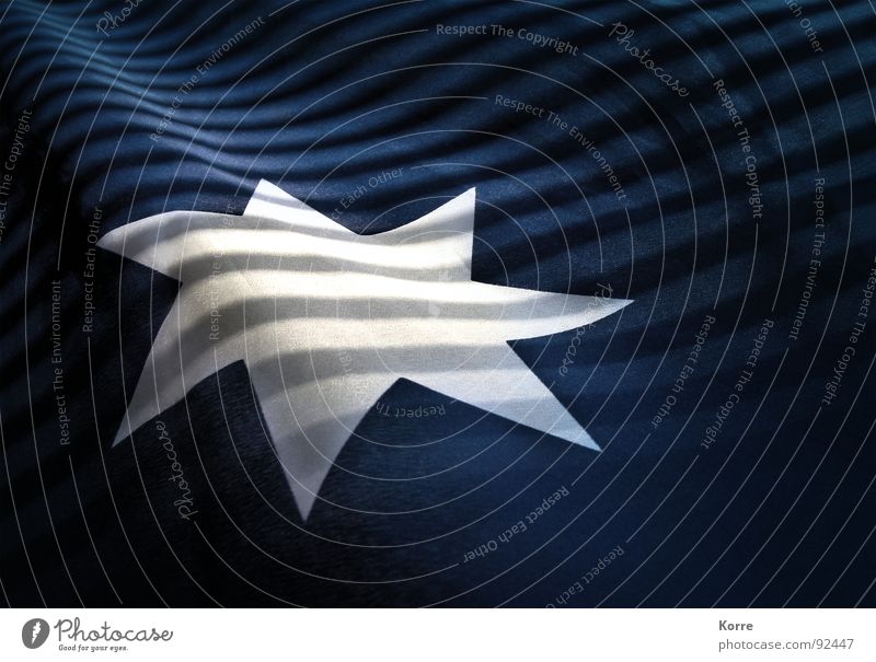 The Commonwealth Star Farbfoto Innenaufnahme Nahaufnahme Menschenleer Textfreiraum rechts Textfreiraum oben Textfreiraum unten Licht Schatten Sonnenstrahlen