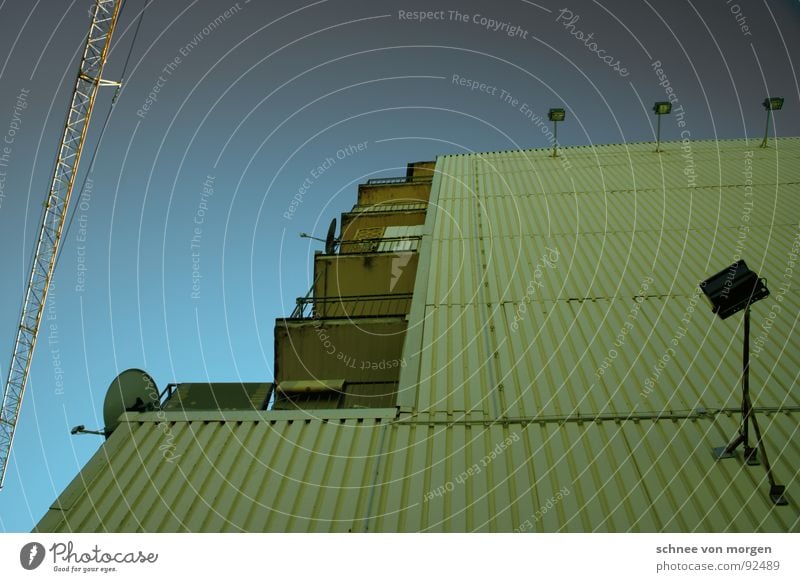 fürs augenmerk Haus Kran Antenne Fernsehen Balkon Himmel Beleuchtung