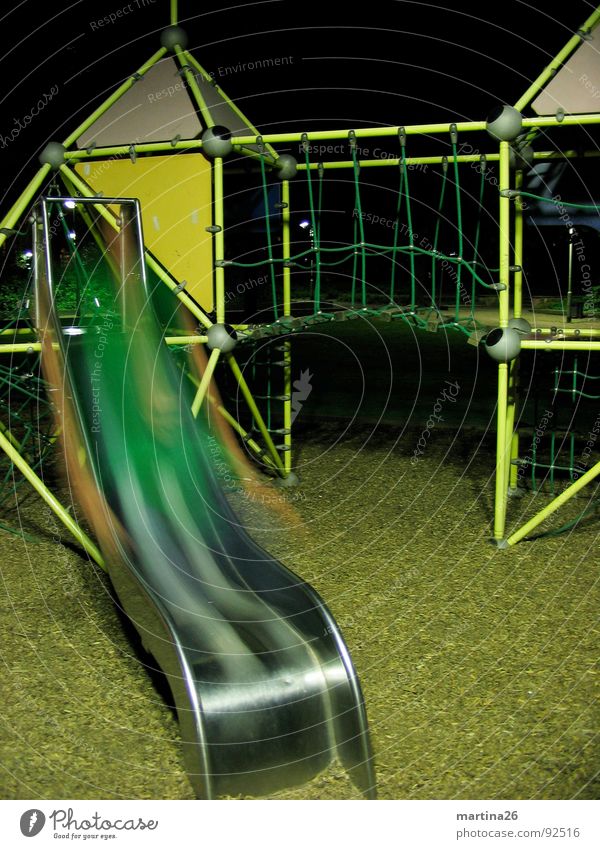 Geisterrutsche Nacht dunkel Spielplatz Rutsche Unschärfe Geister u. Gespenster Langzeitbelichtung Freude Aktion Spielen Mensch Klettergerüst night dark fun