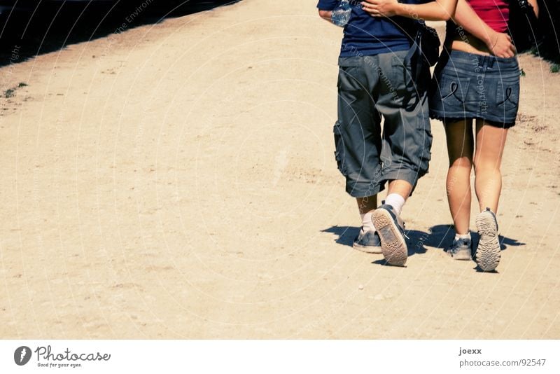 Gleichschritt ins Glück Außenaufnahme blau Frau Freude Freundschaft Fröhlichkeit Fußsohle gehen Zusammensein Hand Physik Hose Hüfte Jeansrock Jugendliche