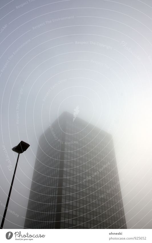 Königsallee Wirtschaft Nebel Bochum Haus Hochhaus Bauwerk Architektur Fassade Fenster Straßenbeleuchtung Laternenpfahl Politik & Staat Überwachung Farbfoto