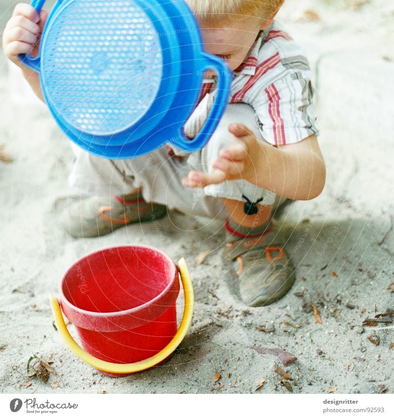 Sandparadies 1 Kind Sandkasten Sandspielzeug Spielzeug Spielen Eimer Sieb rot Bauherr Junge blau bauen child boy sandbox Lautsprecher playground plaything