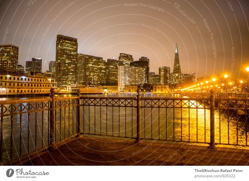 San Francisco Stadt Hafenstadt Stadtzentrum Skyline braun gelb gold orange schwarz Gebäude Bauwerk Licht Laterne Steg Treppengeländer Wasserfahrzeug Schifffahrt