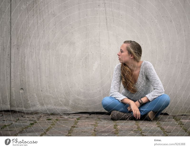 . feminin Junge Frau Jugendliche 1 Mensch Mauer Wand Wege & Pfade Pflastersteine Jeanshose Pullover blond langhaarig beobachten Blick sitzen warten schön Stadt