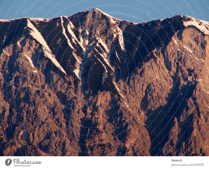 Ruft der Berg? Winter Bergkette Schneedecke Sonnenstrahlen alpin Gipfelkreuz wandern Luft Berghütte Wanderschuhe Horizont Österreich Schneeschmelze Ewiges Eis