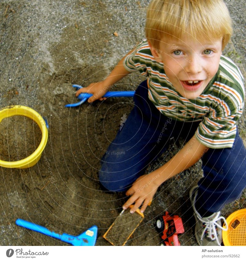 Sand spielen Junge Kind blond Gesichtsausdruck Gefühle Hand Finger T-Shirt gestreift Streifen Augenbraue Lippen Sommersprossen Denken klein unschuldig Kübel