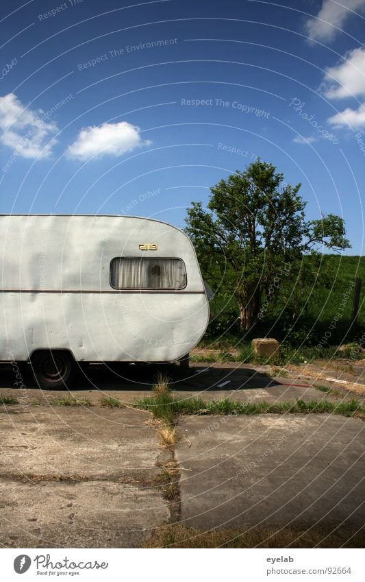 <- Rollschuh (90000) notleidend Wohnwagen Fenster Zirkus Ferien & Urlaub & Reisen Blech Gardine Wand rot trist Ödland Gras unterwegs Spritztour schäbig