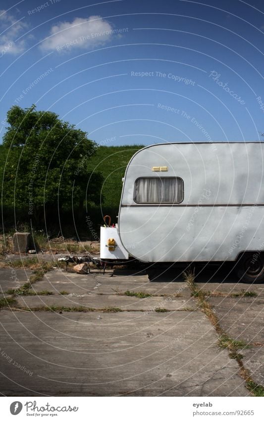 Elefanten -> notleidend Wohnwagen Fenster Zirkus Ferien & Urlaub & Reisen Blech Gardine Wand rot trist Ödland Gras unterwegs Spritztour schäbig Freizeit & Hobby