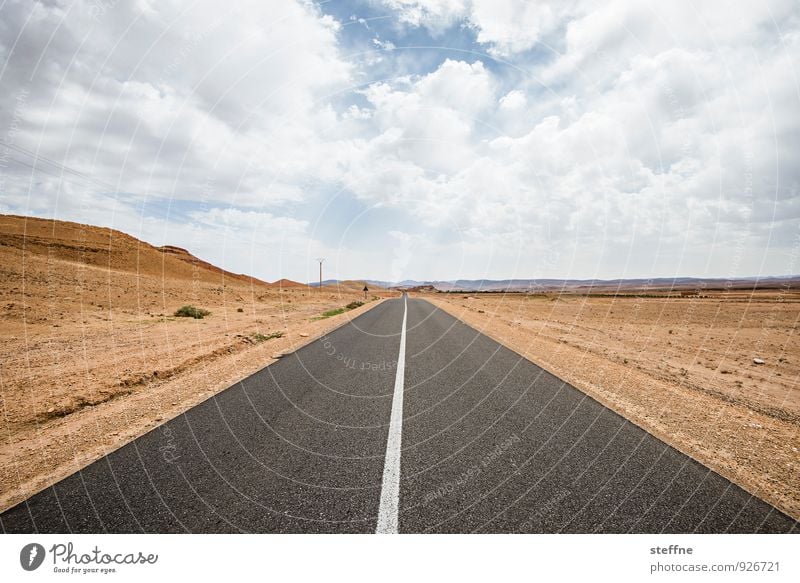 Wüstenstraße | Hoher Atlas Himmel Wolken Schönes Wetter Berge u. Gebirge Straße heiß Einsamkeit steinig Unendlichkeit geradeaus Blick nach vorn Außenaufnahme