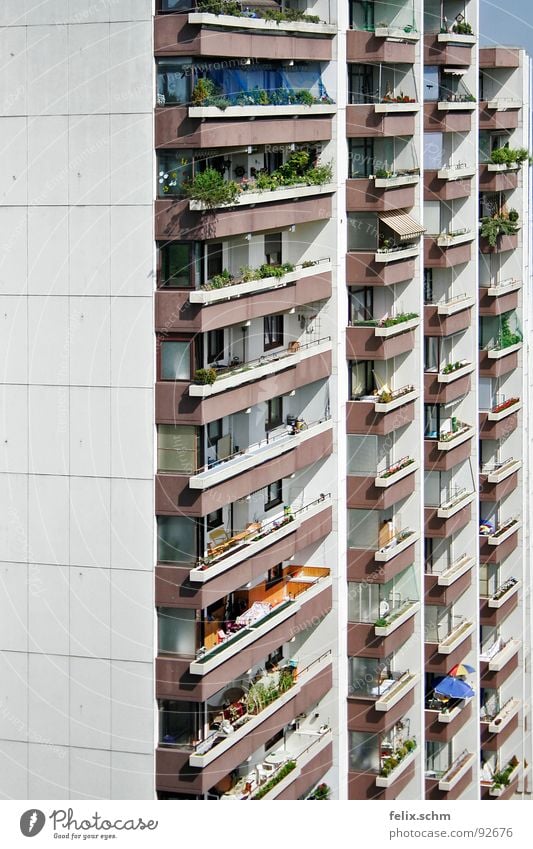 Balkonien Ferien & Urlaub & Reisen Wohnung Haus Hochhaus Architektur Fassade Armut trist grau Langeweile Idylle Aussicht frontal gefangen Block Sonnenschirm