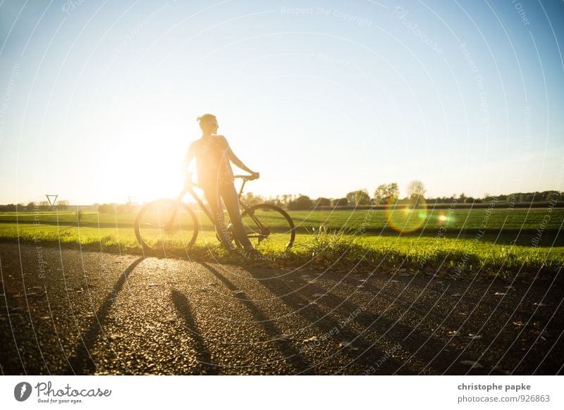 Der Weg ist das Ziel Freizeit & Hobby Ausflug Fahrradtour Sommer Sport Fitness Sport-Training Fahrradfahren feminin Junge Frau Jugendliche Erwachsene 1 Mensch