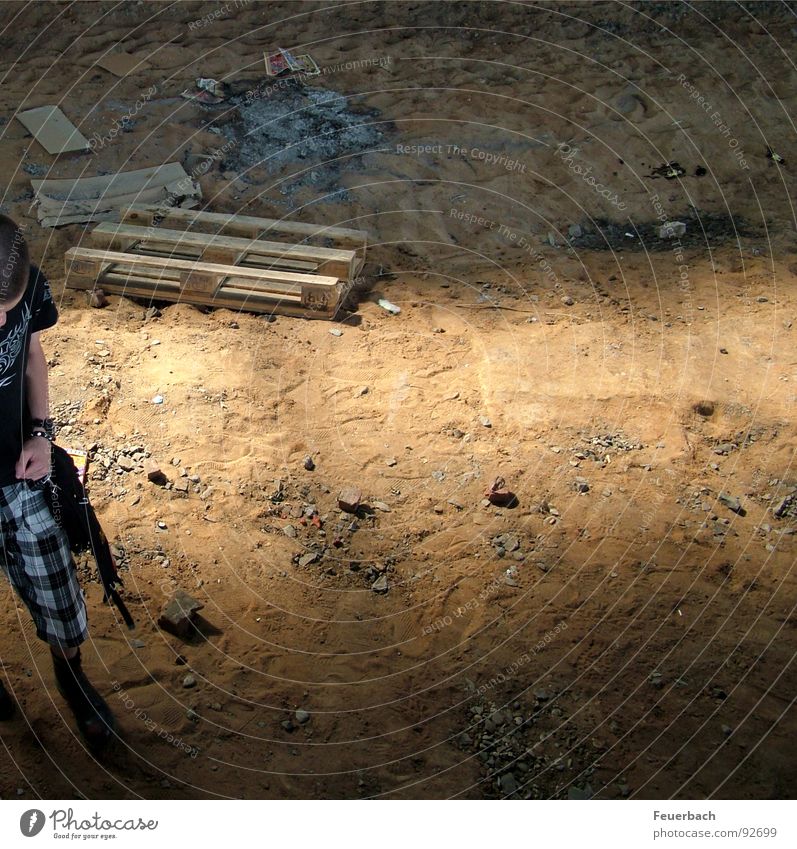 Halb im Bild, ganz im Sandkasten Baustelle Paletten Müll T-Shirt Lichteinfall Schrott vererben Güterbahnhof Derendorf Eisenbahn braun beige Jugendliche