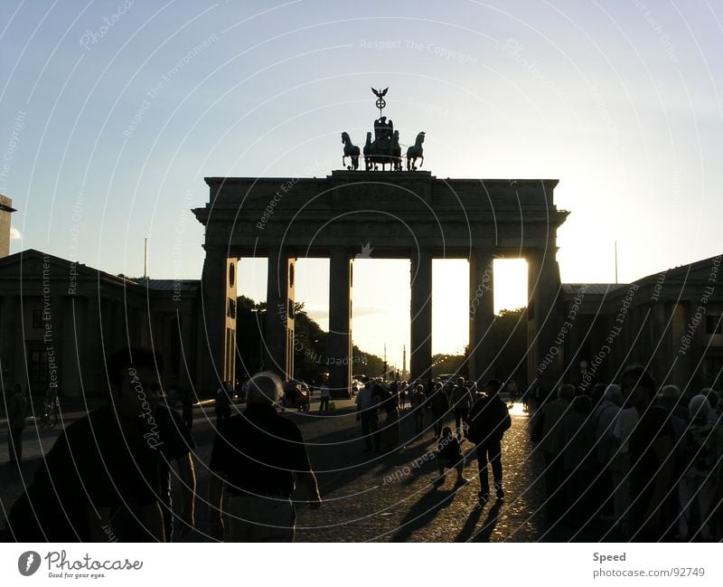 Schattenspiel in Berlin Brandenburger Tor Lichtspiel dunkel Menschenmenge Baum Wolken träumen Europa schön Truppe Außenaufnahme modern Architektur Sonne Straße