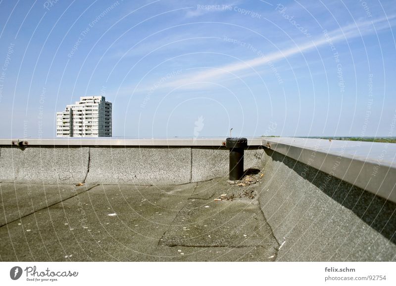 Hochhausdach 1/2 Block trist Rechteck grau Haus Stadthaus Ferne Sommer Physik Kondensstreifen Wolken Dach Flachdach Ferienhaus Plattenbau Horizont ruhig Lücke