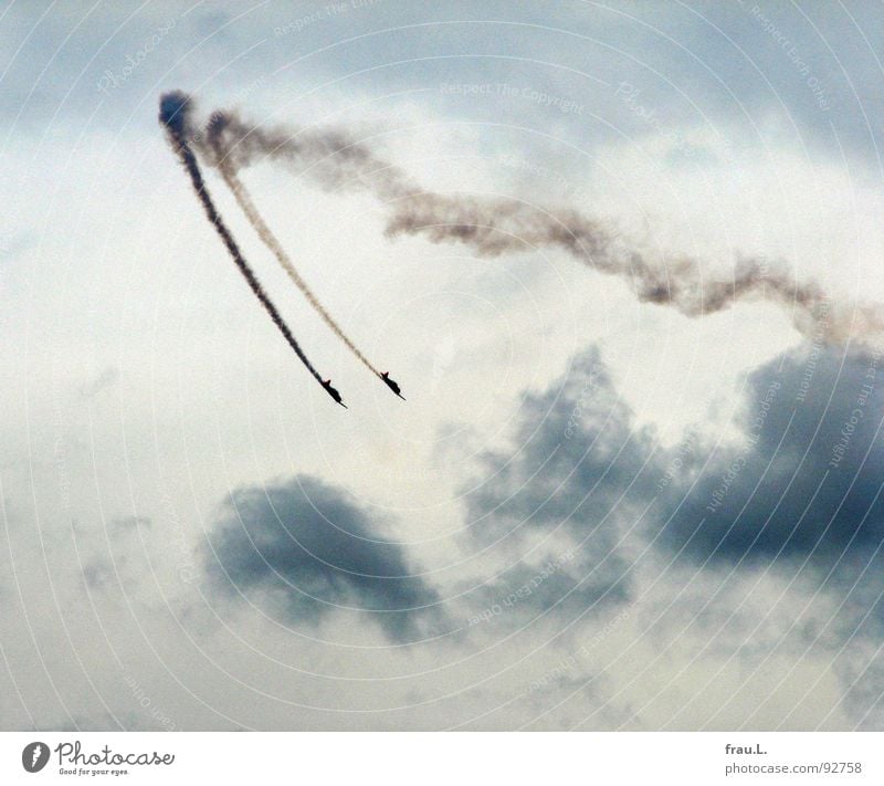 2 x Red Baron Flugzeug Wolken Sturzflug Show Veranstaltung Umweltverschmutzung Sportflugzeug Mut gewagt synchron Parabel Spielen Luftverkehr