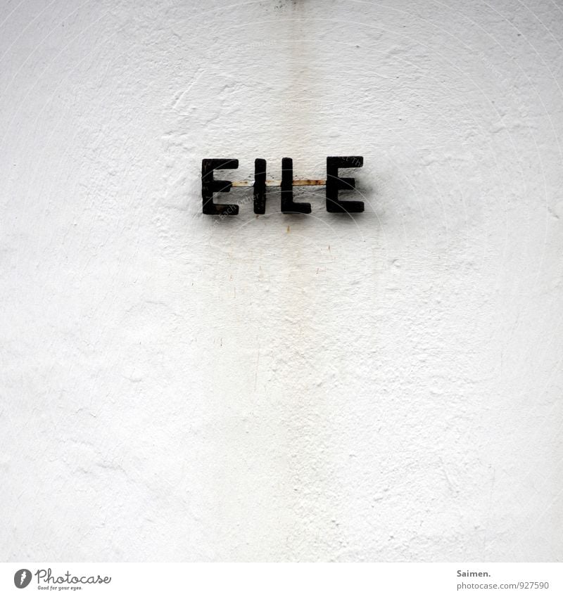 ... mit Weile Mauer Wand Fassade Stress Eile schnelllebig Buchstaben Wort Schriftzeichen Erholung weiß Farbfoto Gedeckte Farben Außenaufnahme Textfreiraum oben