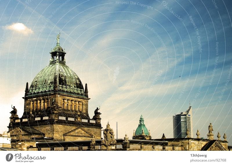 Rechtsperspektive Leipzig Luft Hochhaus Sachsen Kuppeldach Historismus Deutschland Vogel Stadt Aufschwung Statue Wolken Wahrzeichen Denkmal Himmel Skyline blau