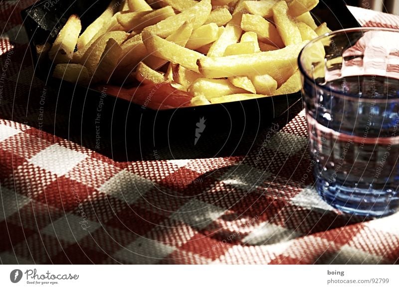 Palim Palim Imbiss Pommes frites Beilage Mahlzeit Ketchup Portion goldgelb Fett heiß Trinkwasser Ernährung Biergarten Wanderausflug Biermischgetränk Sonne