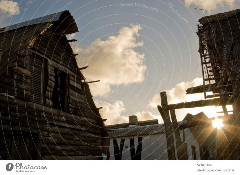 Termitenbau Fischerdorf Dorf Punta del Diablo Uruguay Südamerika Haus Holzhaus Holzhütte krumm selbstgemacht Reetdach Sylt Blechdach Abendsonne Sonnenuntergang