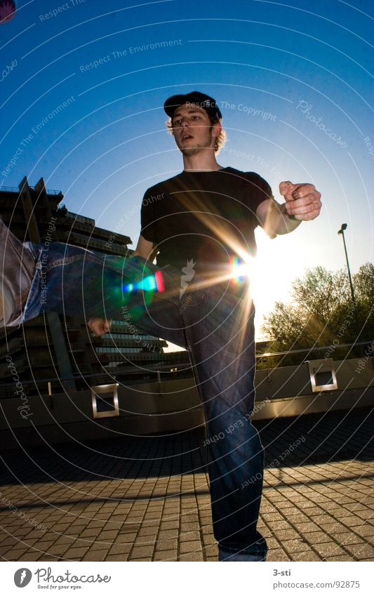 Urban FootBag III sommerlich frisch Sommer Haus Hochhaus Bürogebäude Gebäude City Nord Mann Bewegung Sack Mütze Baseballmütze schwarz T-Shirt Hose Erholung