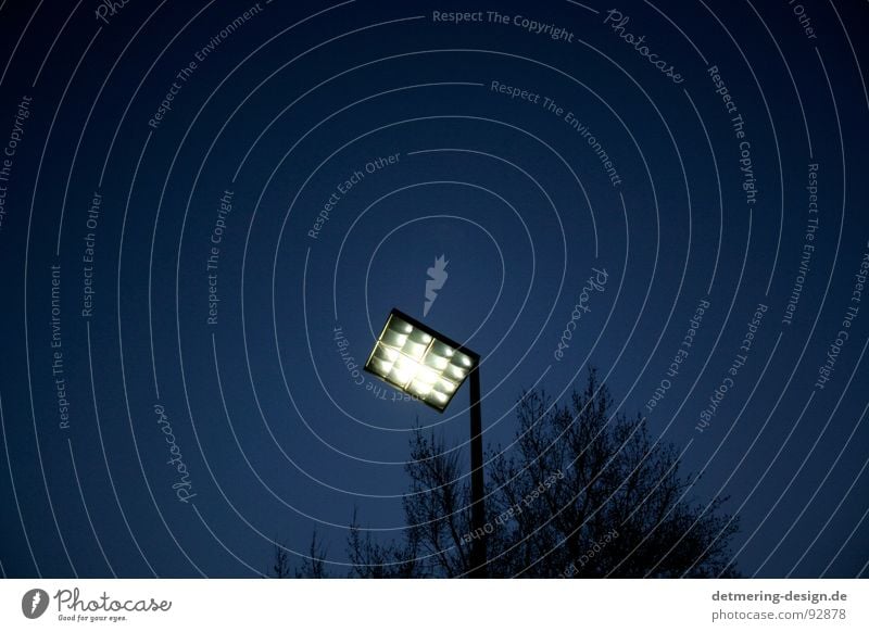 eckiger mond* Licht Spiegel Nacht Einsamkeit Dämmerung Lichtpunkt dunkel blau Parkplatz glänzend Baum Laterne Lampe Symbiose Bauwerk Chrom Geometrie rund