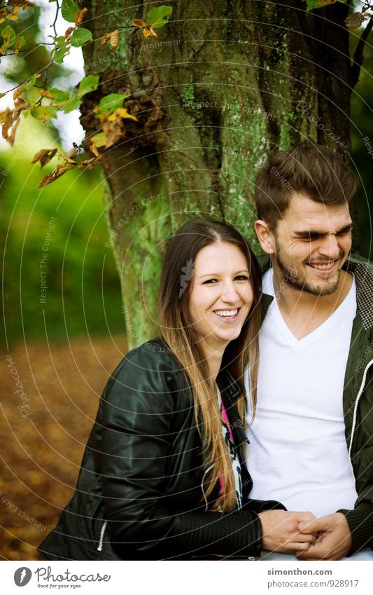 crazy in love Eltern Erwachsene Geschwister Familie & Verwandtschaft Freundschaft Paar Partner Jugendliche Leben 2 Mensch Natur Herbst Park Wald Gefühle