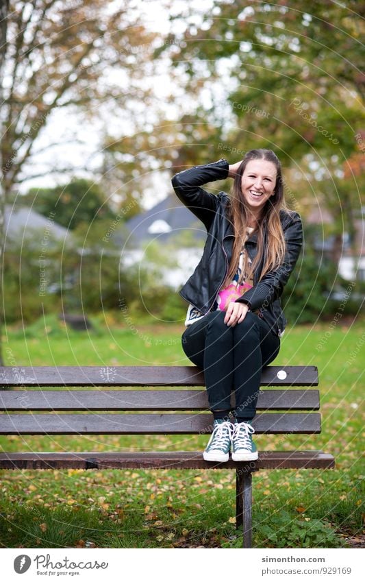 Park Azubi Student feminin Natur Herbst Freude Glück Fröhlichkeit Lebensfreude Sympathie Freundschaft Partnerschaft Energie Erholung Ferien & Urlaub & Reisen