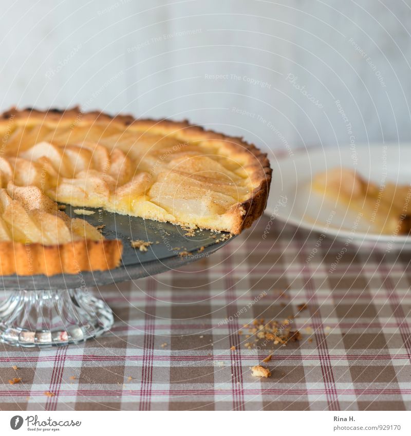 Tarte aux poire II Teigwaren Backwaren Geschirr Teller hell lecker süß Lebensfreude genießen Birnentarte Krümel Tischwäsche kariert Tortenplatte Tortenheber