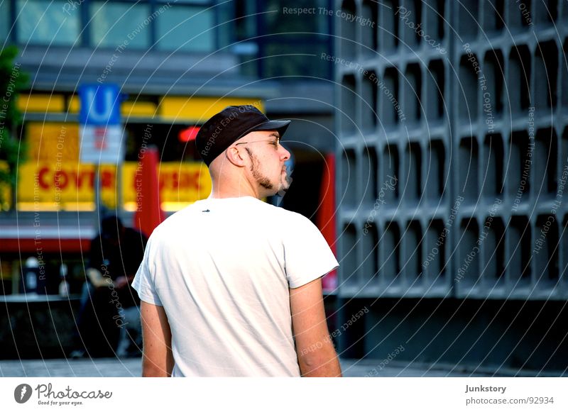 R.O.S.I...!?!?!? weiß U-Bahn Kurfürstendamm grau Sommer Einsamkeit kürzen gelb T-Shirt Baseballmütze Mütze Bart Beton Brille Mann Tourist historisch Langeweile